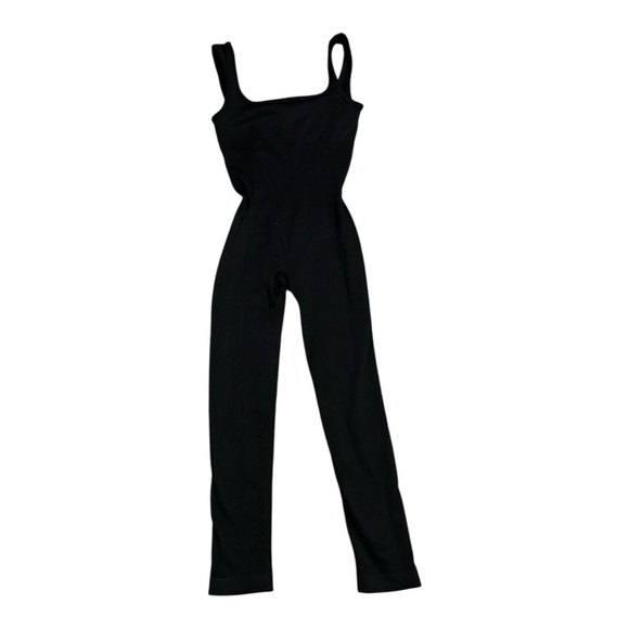 Chic Black Sleeveless Jumpsuit - Picture 1 of 3